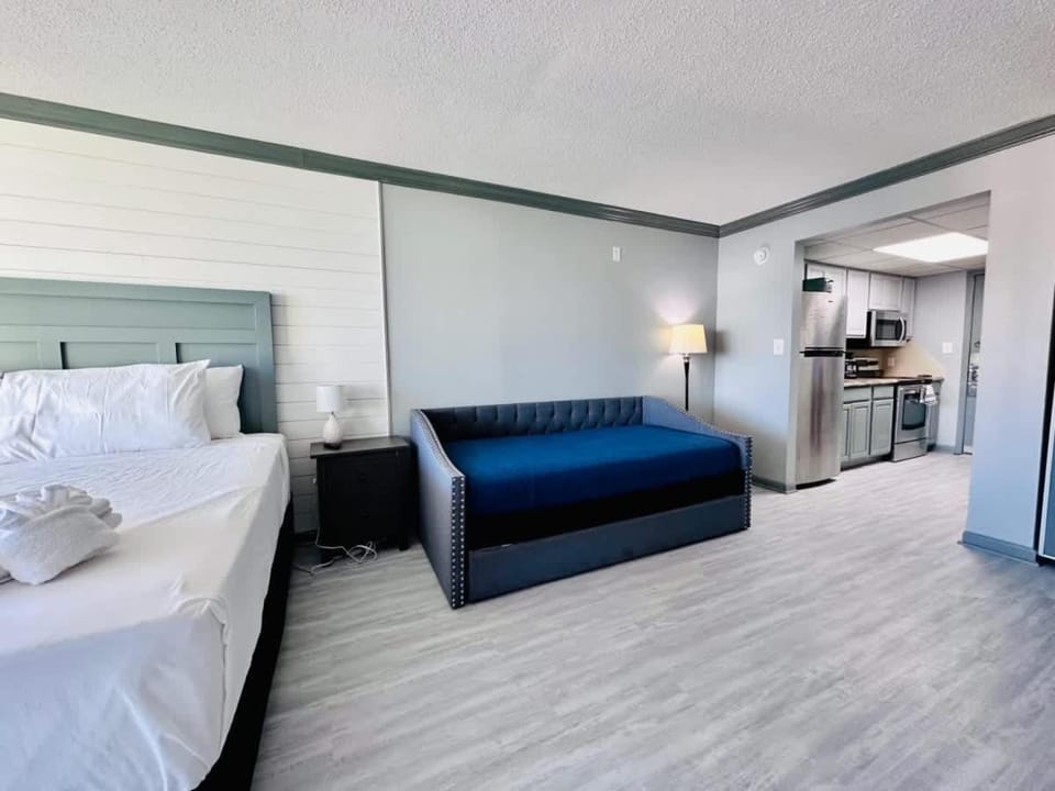 Lovely Beach View Condo,King,Pool,M11 House in Myrtle Beach