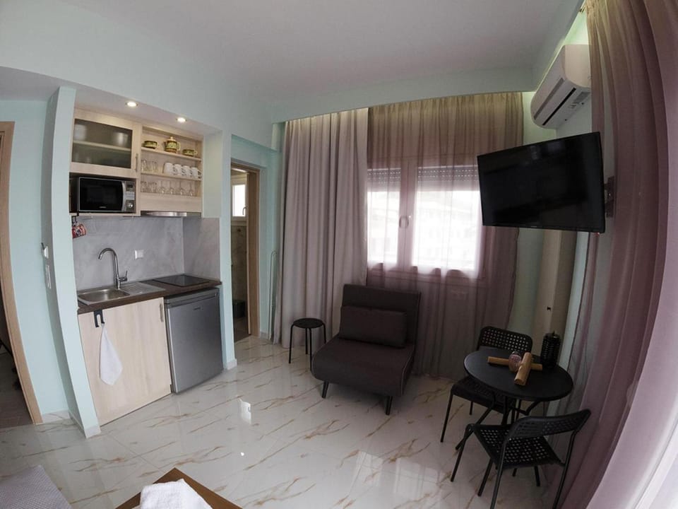 TV and multimedia, Kitchen or kitchenette, minibar, stove