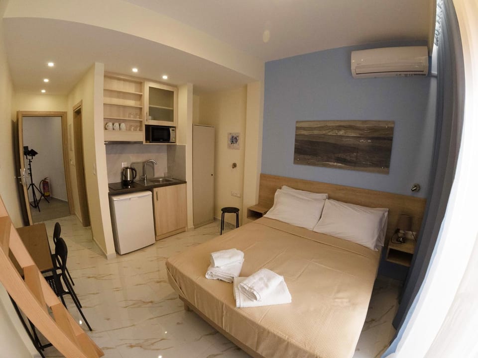 Bed, Kitchen or kitchenette, Photo of the whole room, minibar, towels, air conditioner