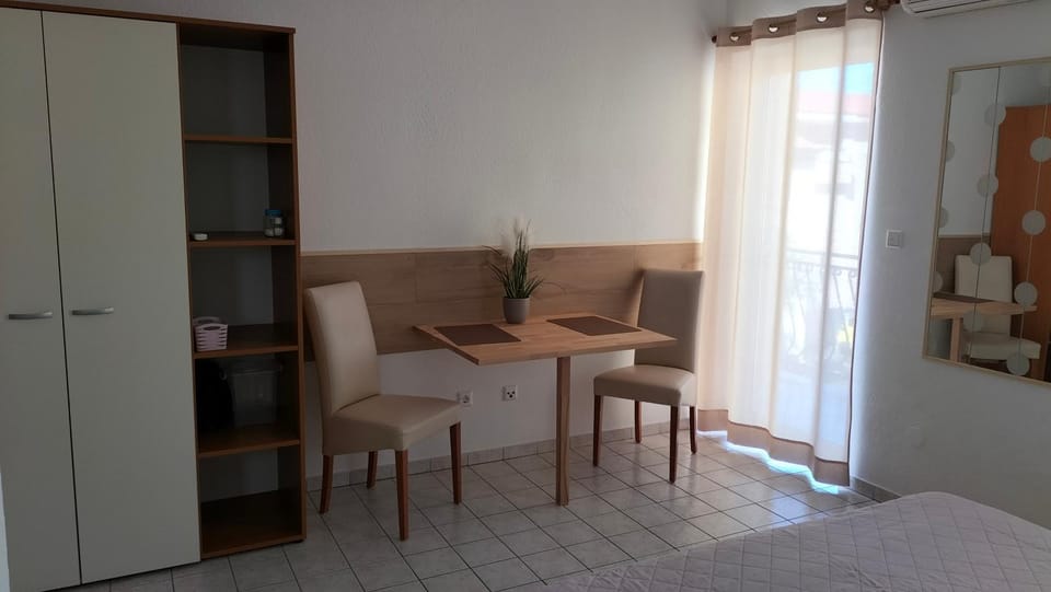 Photo of the whole room, Dining area