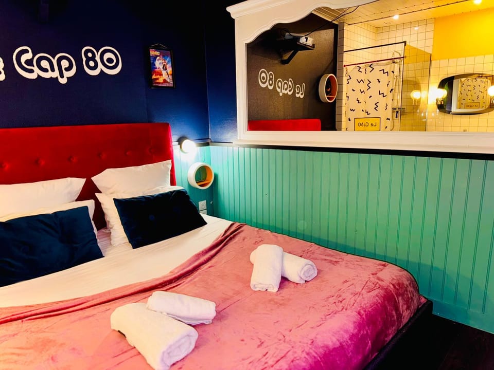Bed, Photo of the whole room, Bedroom, towels