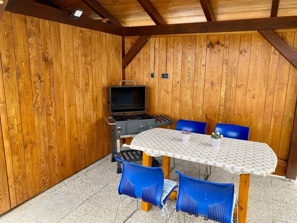BBQ facilities, Seating area