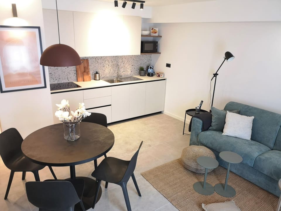 Kitchen or kitchenette, Living room, Seating area, Dining area, minibar, stove