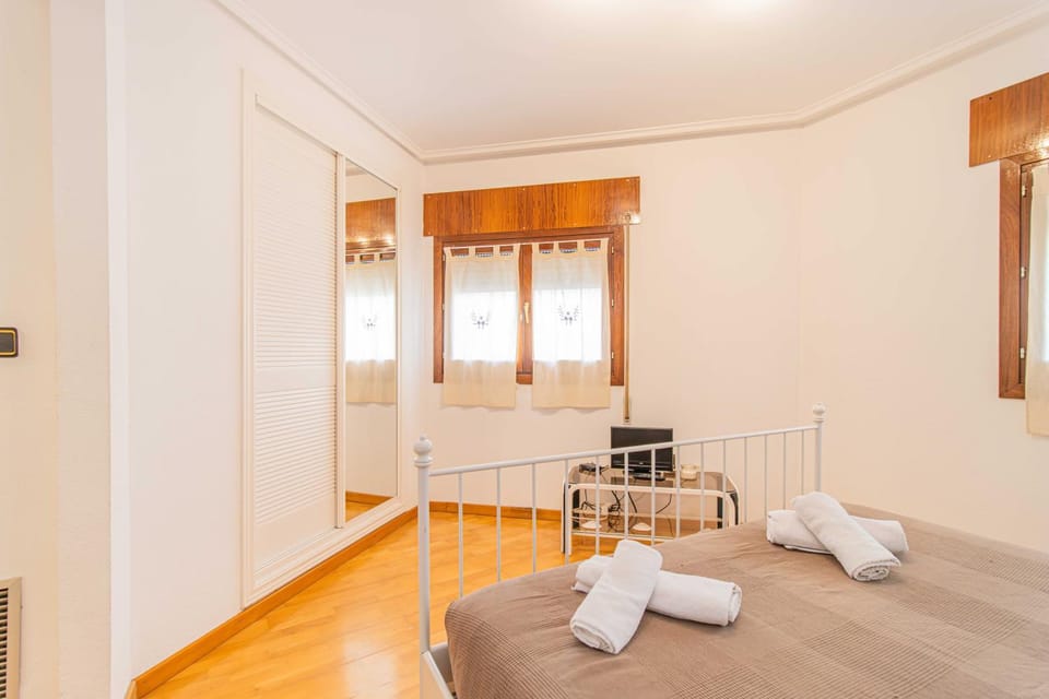 Photo of the whole room, Bedroom