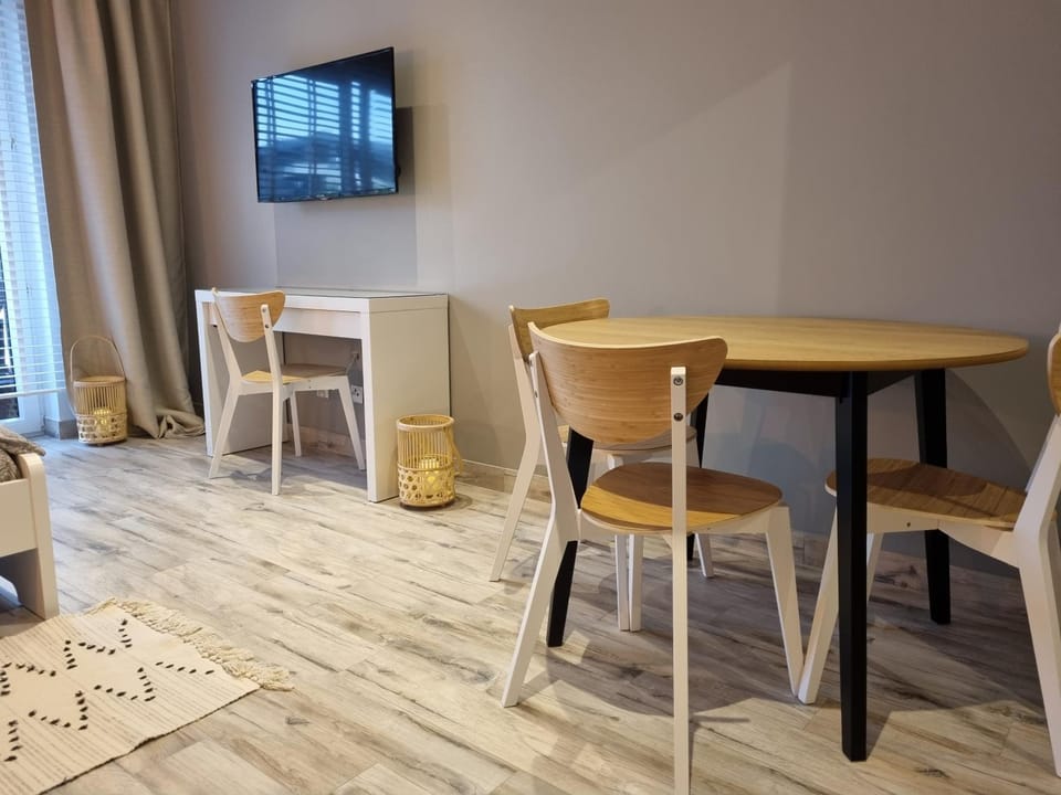 Communal lounge/ TV room, TV and multimedia, Living room, Seating area, Dining area