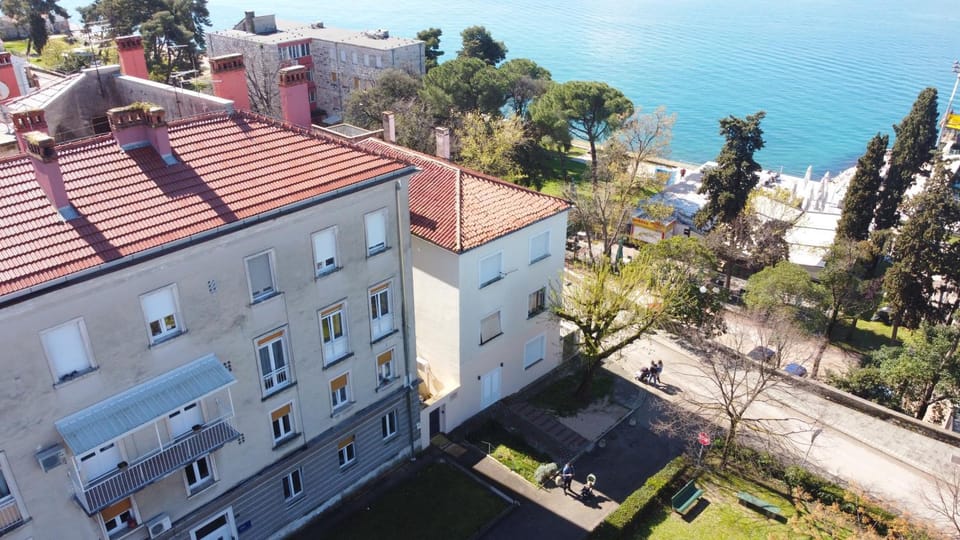 Property building, Neighbourhood, Bird's eye view, Sea view, Street view, Location