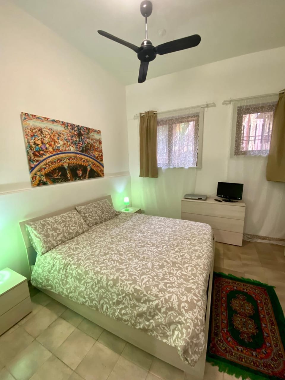 Bed, TV and multimedia, Photo of the whole room, Bedroom, fireplace