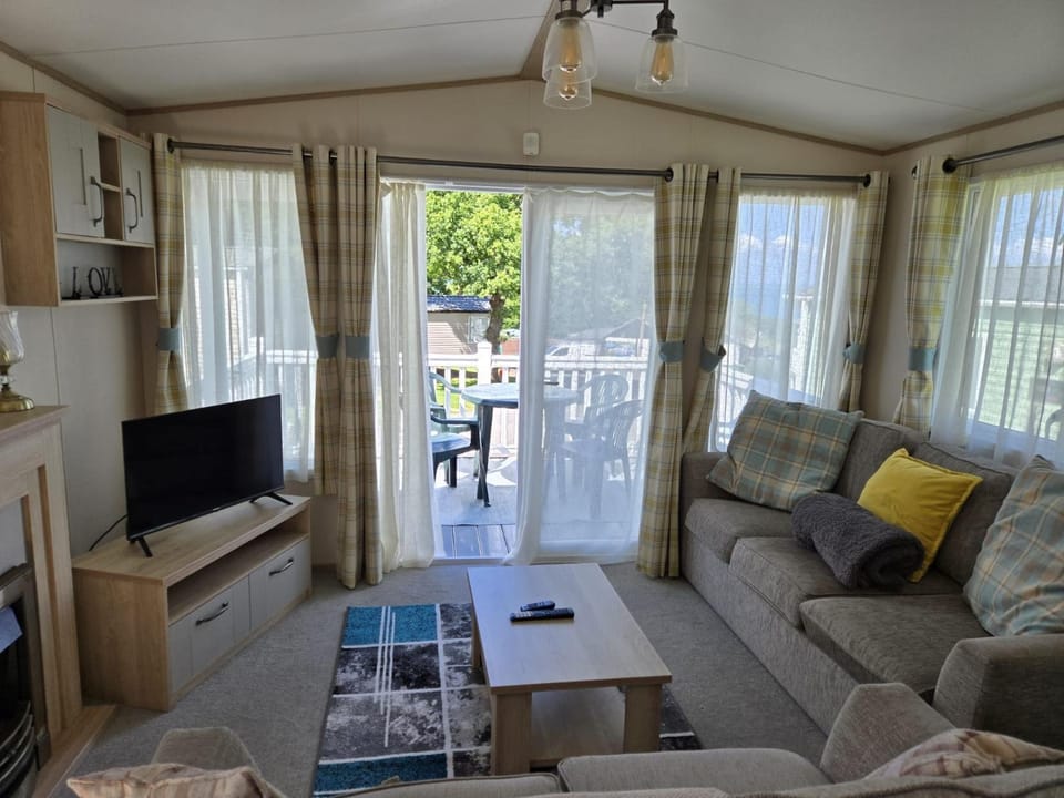 luxury new 3 bed caravan with stunning sea view on private beach in Thorness bay House in New Forest District