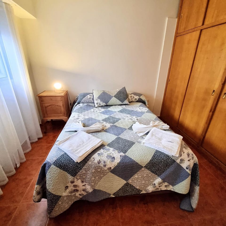 Bed, towels