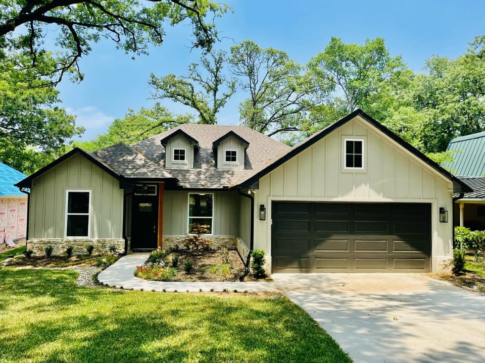The Benjamin I - 2022 Built Luxury Retreat with Backyard Paradise with Hot Tub Outdoor Movie Screen Dock & Boat Rental House in Gun Barrel City