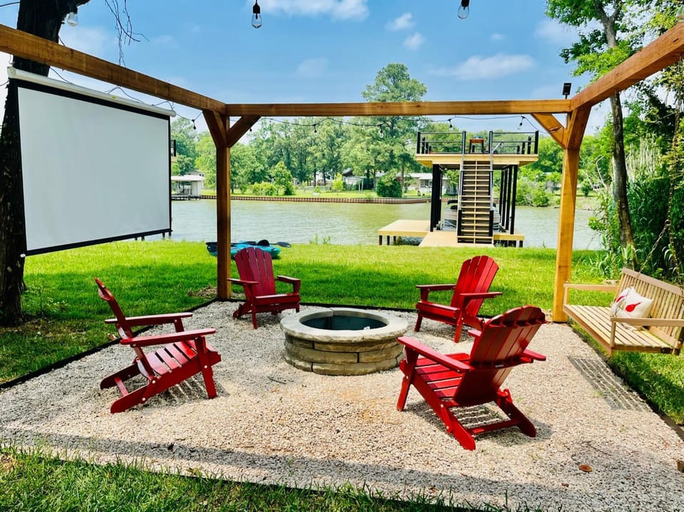 The Benjamin I - 2022 Built Luxury Retreat with Backyard Paradise with Hot Tub Outdoor Movie Screen Dock & Boat Rental House in Gun Barrel City