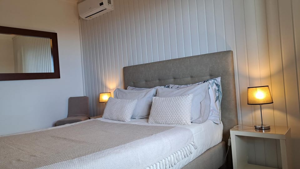 Bed, Photo of the whole room, Bedroom, air conditioner