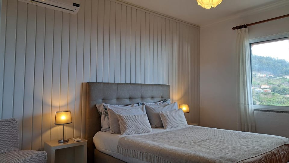Bed, Photo of the whole room, Bedroom, air conditioner