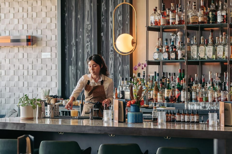 Restaurant/places to eat, Lounge or bar, Alcoholic drinks, Non alcoholic drinks