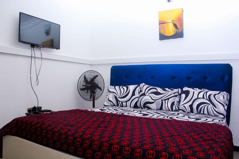 Unique white 1BEDROOM Shortlet Stadium Rd with 24hrs light-FREE WIFI -N65,000 Apartment in Nigeria