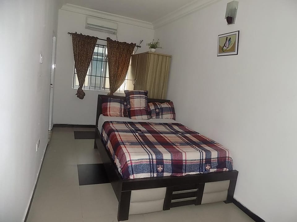 Unique white 1BEDROOM Shortlet Stadium Rd with 24hrs light-FREE WIFI -N65,000 Apartment in Nigeria