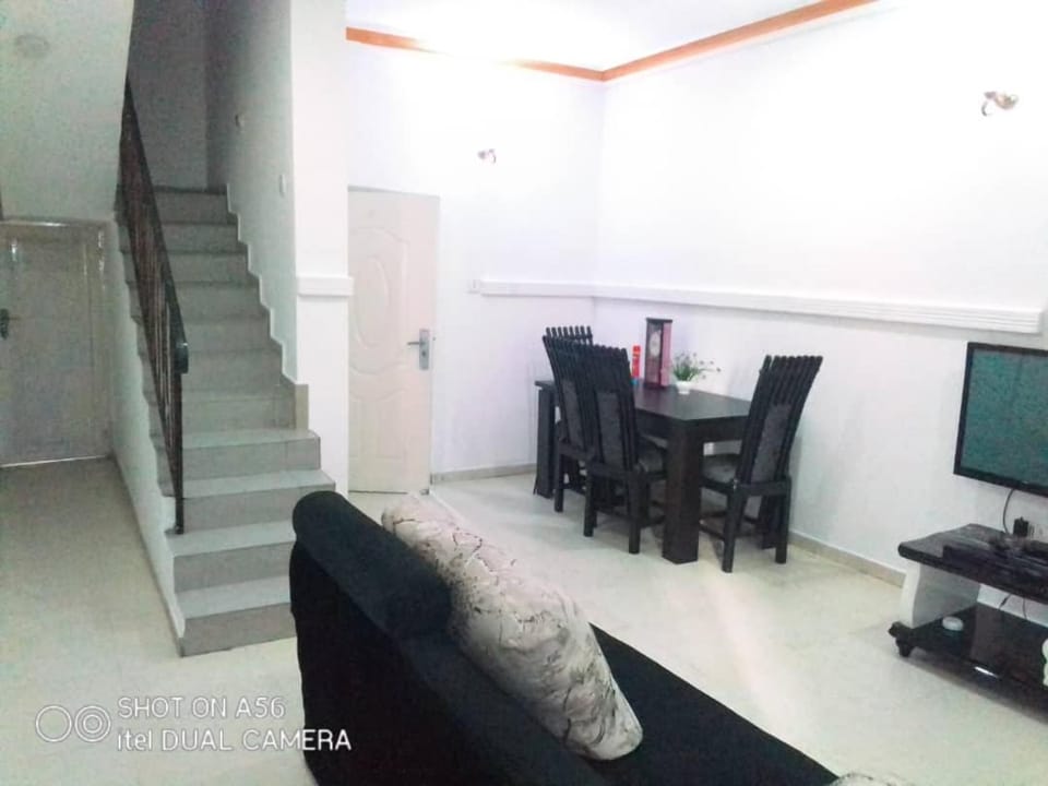 Unique white 1BEDROOM Shortlet Stadium Rd with 24hrs light-FREE WIFI -N65,000 Apartment in Nigeria
