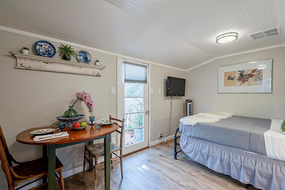 Bed, TV and multimedia, Dining area, Bedroom
