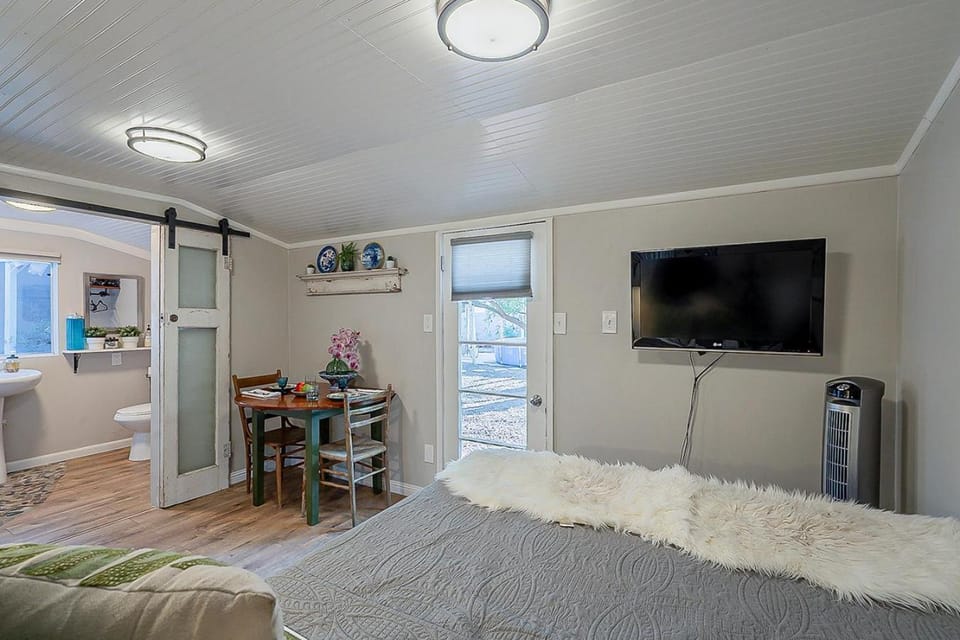 Bed, Bathroom, TV and multimedia, Bedroom, Bath