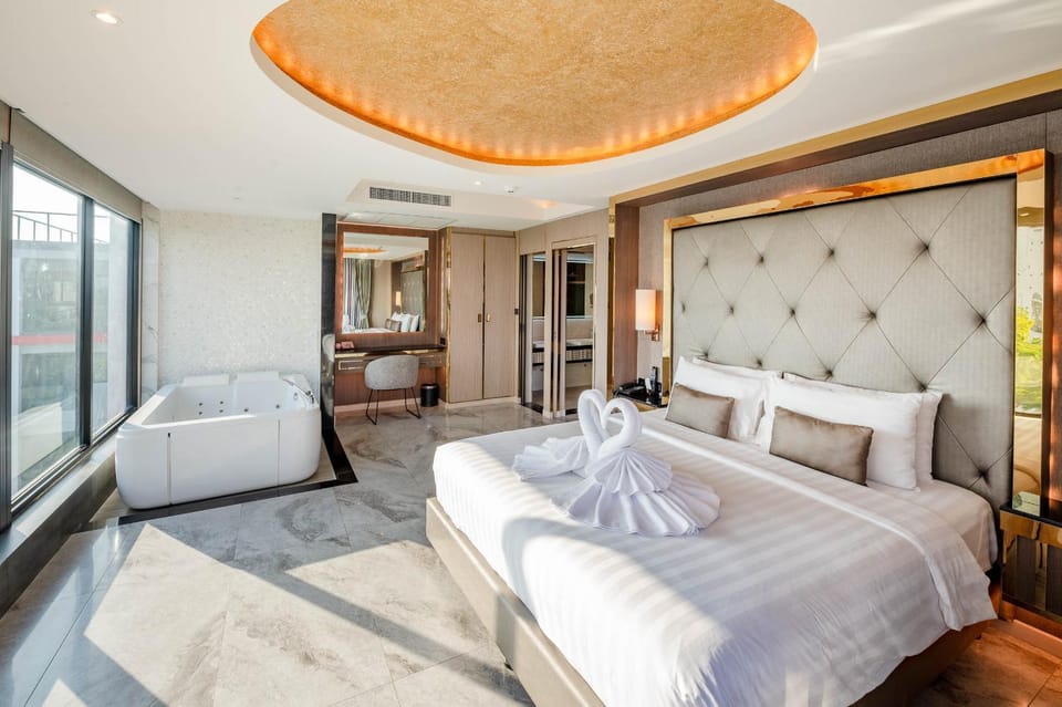 Bed, Seating area, wardrobe