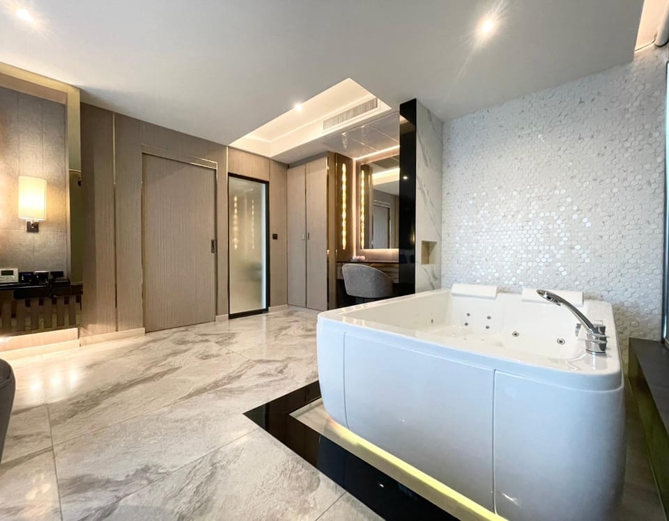Photo of the whole room, Bedroom, Bath