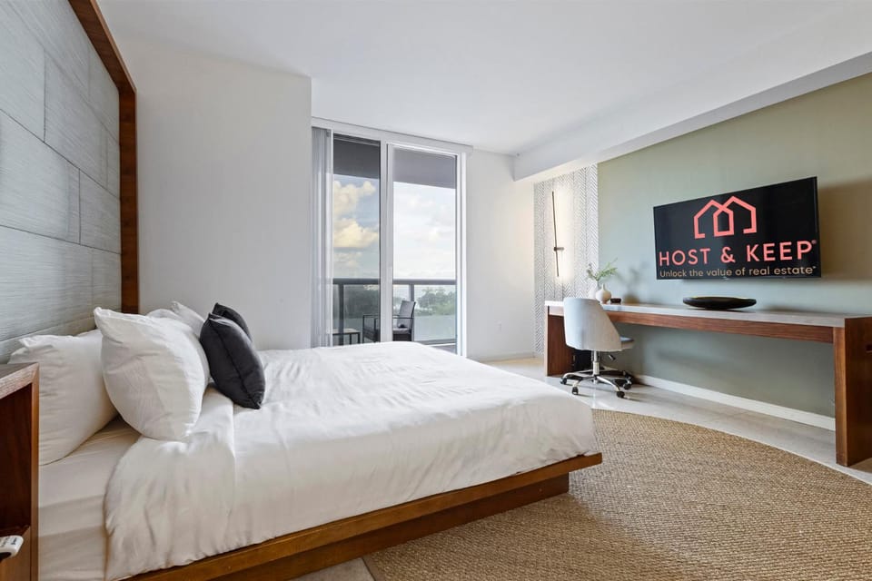 Biscayne Bay View Stay Pool Hot Tub and Amenities House in Miami