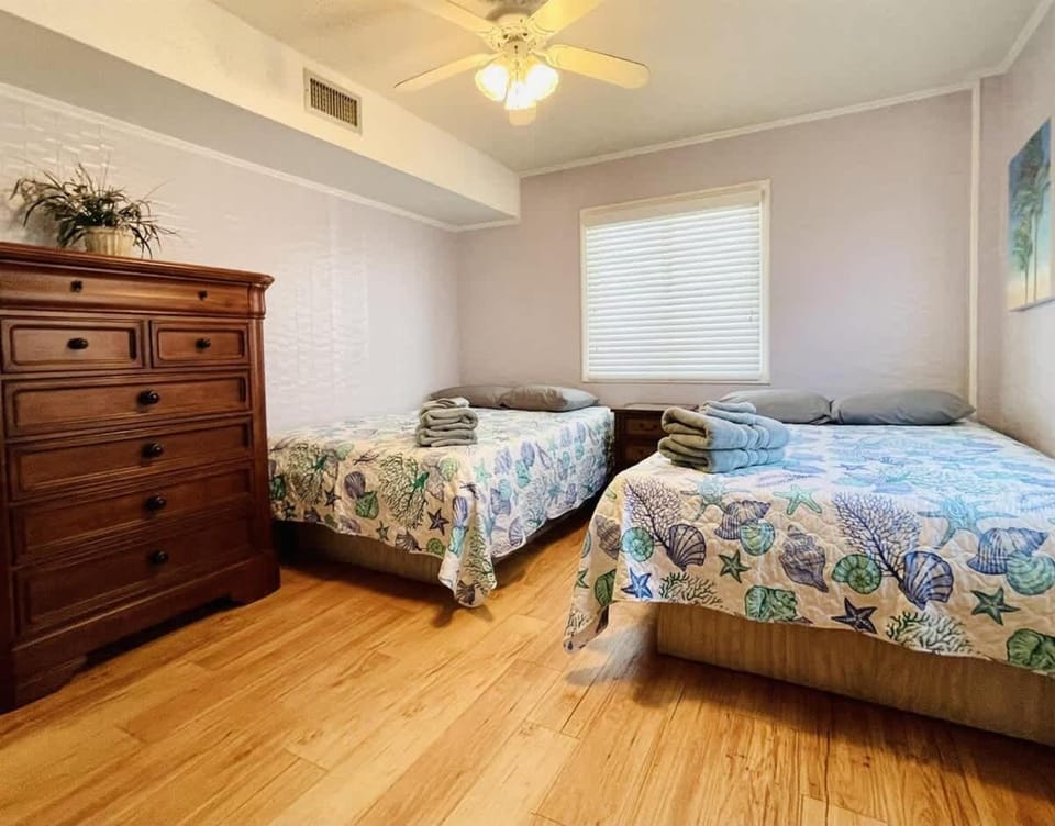 OCEANFRONT HOUSE ON THE SAND 2 Kings 4br 4ba 1st Floor of Triplex SLEEP 12 PGP1 House in North Myrtle Beach