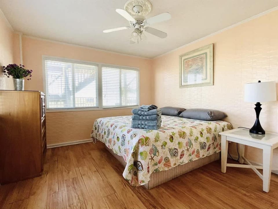 OCEANFRONT HOUSE ON THE SAND 2 Kings 4br 4ba 1st Floor of Triplex SLEEP 12 PGP1 House in North Myrtle Beach