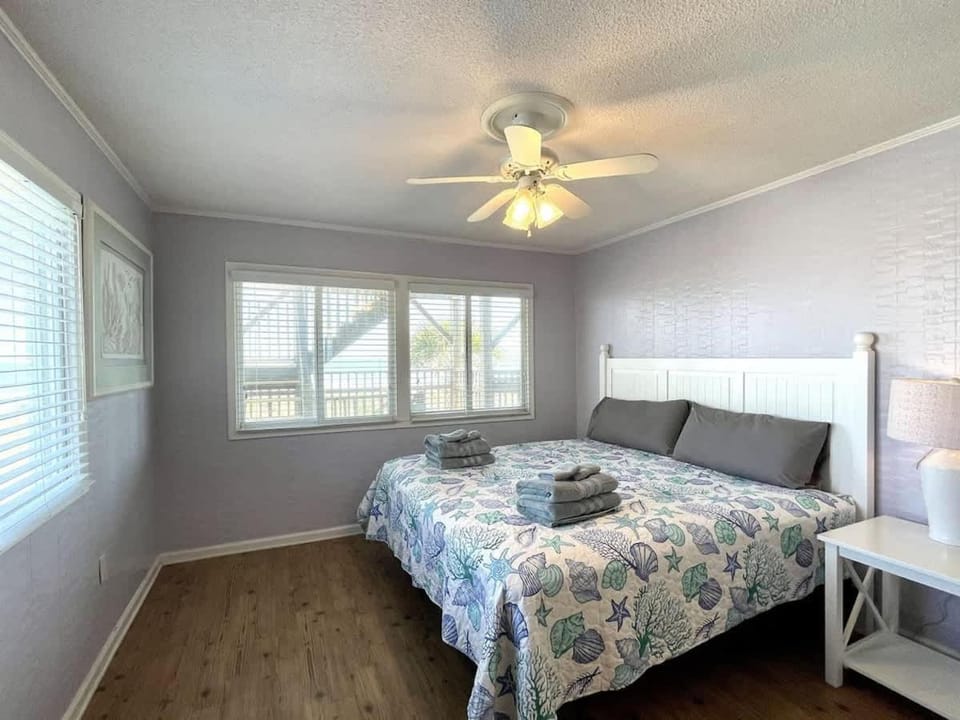OCEANFRONT HOUSE ON THE SAND 2 Kings 4br 4ba 2nd Floor of Triplex SLEEP 12 PGP2 House in North Myrtle Beach