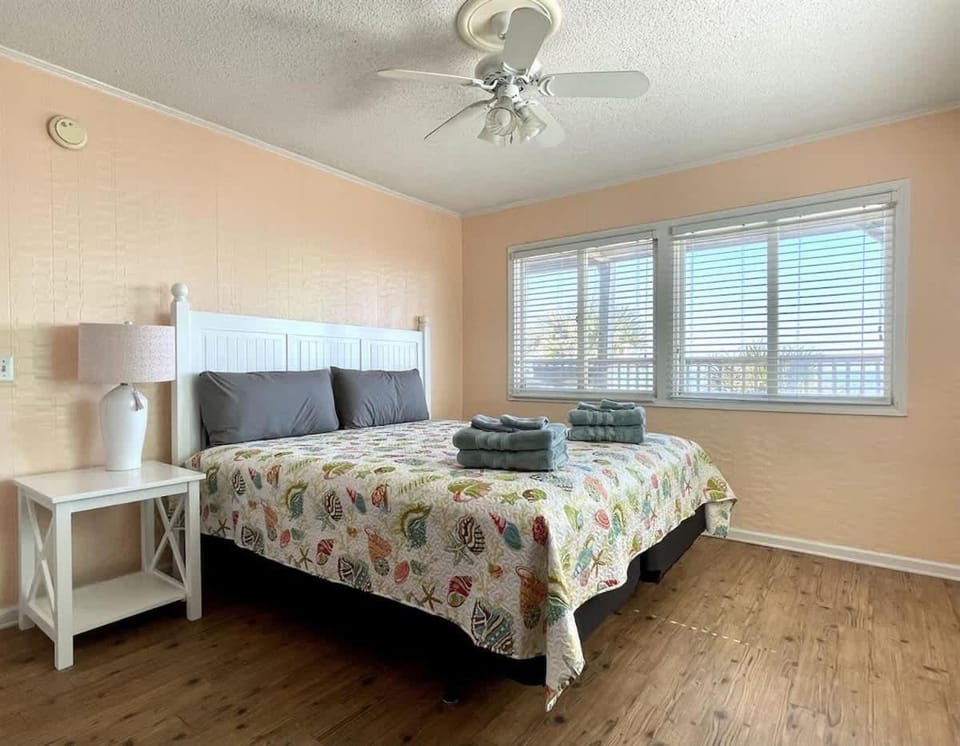 OCEANFRONT HOUSE ON THE SAND 2 Kings 4br 4ba 2nd Floor of Triplex SLEEP 12 PGP2 House in North Myrtle Beach