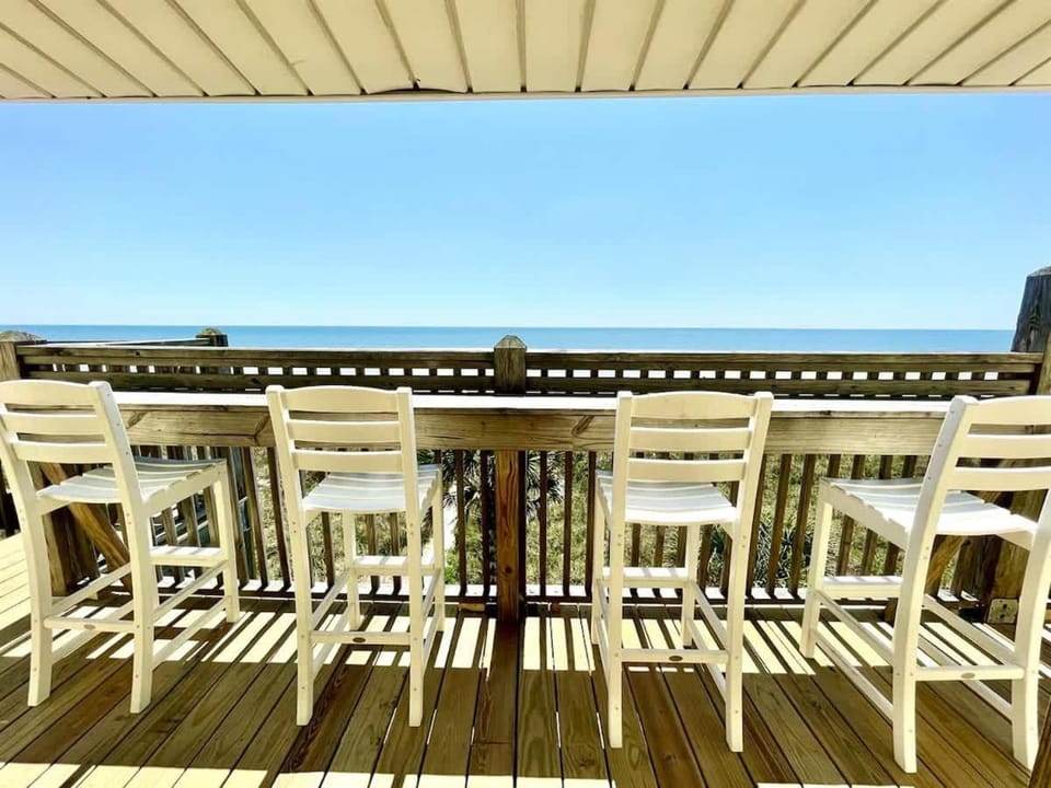 OCEANFRONT HOUSE ON THE SAND 2 Kings 4br 4ba 3rd Floor of Triplex SLEEP 12 PGP3 House in North Myrtle Beach