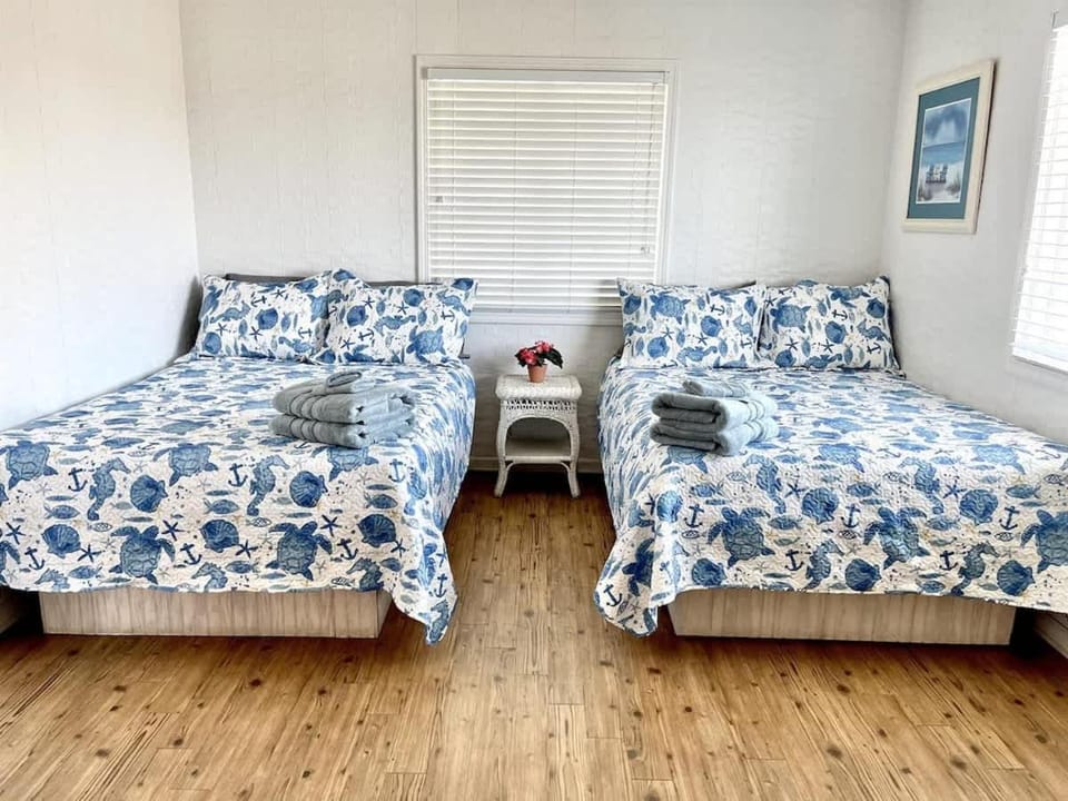 OCEANFRONT HOUSE ON THE SAND 2 Kings 4br 4ba 3rd Floor of Triplex SLEEP 12 PGP3 House in North Myrtle Beach