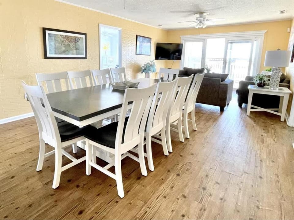 OCEANFRONT HOUSE ON THE SAND 2 Kings 4br 4ba 3rd Floor of Triplex SLEEP 12 PGP3 House in North Myrtle Beach