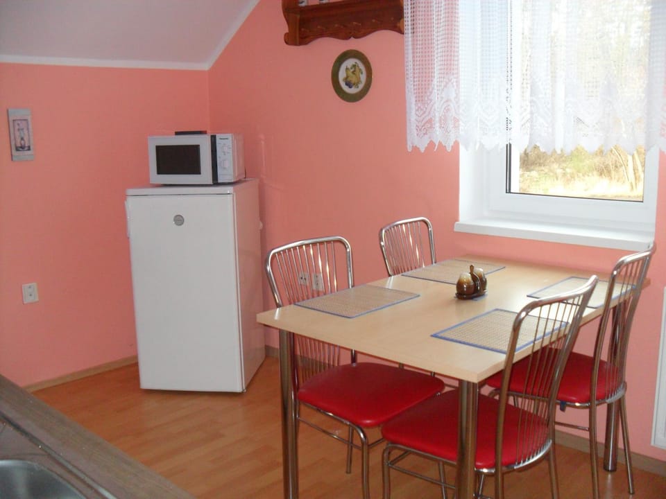 Kitchen or kitchenette, Dining area, minibar