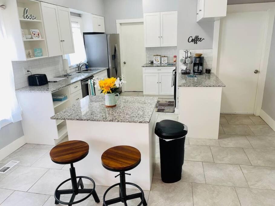 CHERRY STREET LUXURY- SHOPPING-DINING-BY DOWNTOWN AND HOSPITALs Villa in Tulsa