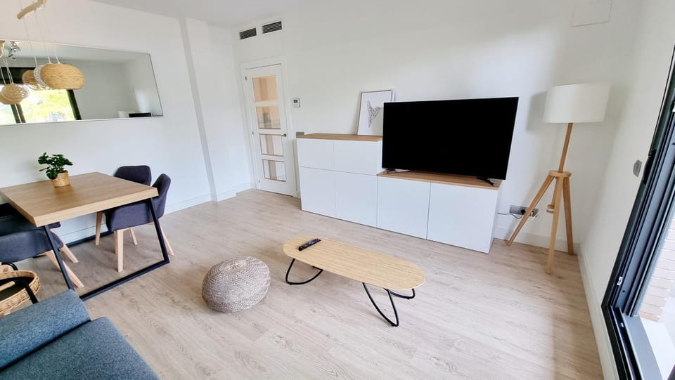 TV and multimedia, Living room, Seating area, Dining area