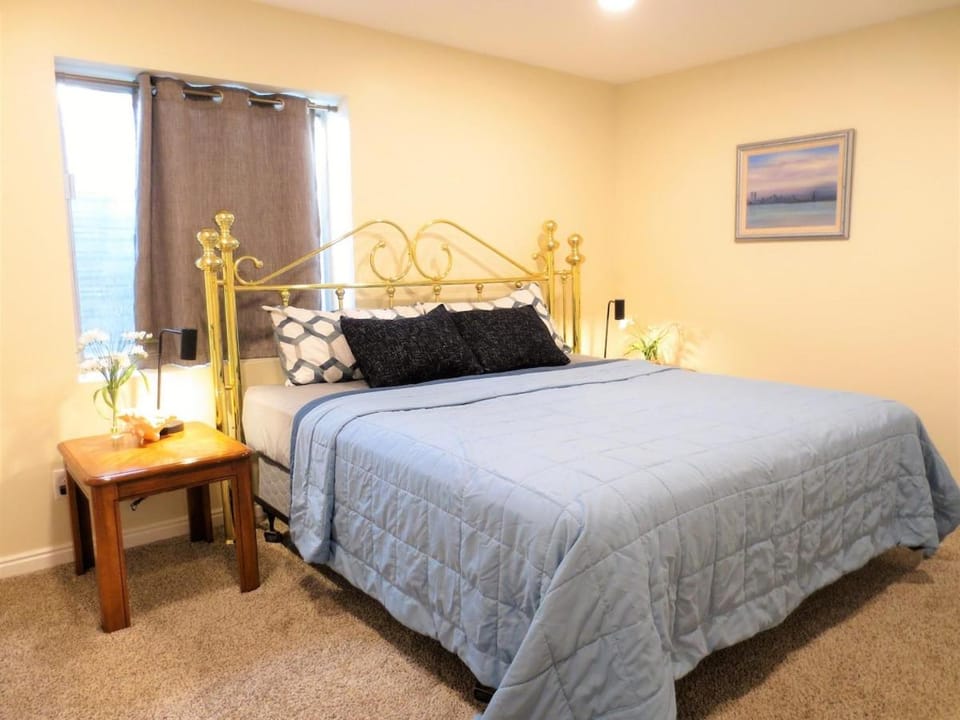 Entire Huge Basement! Fast Wifi! Private Entrance! House in West Valley City