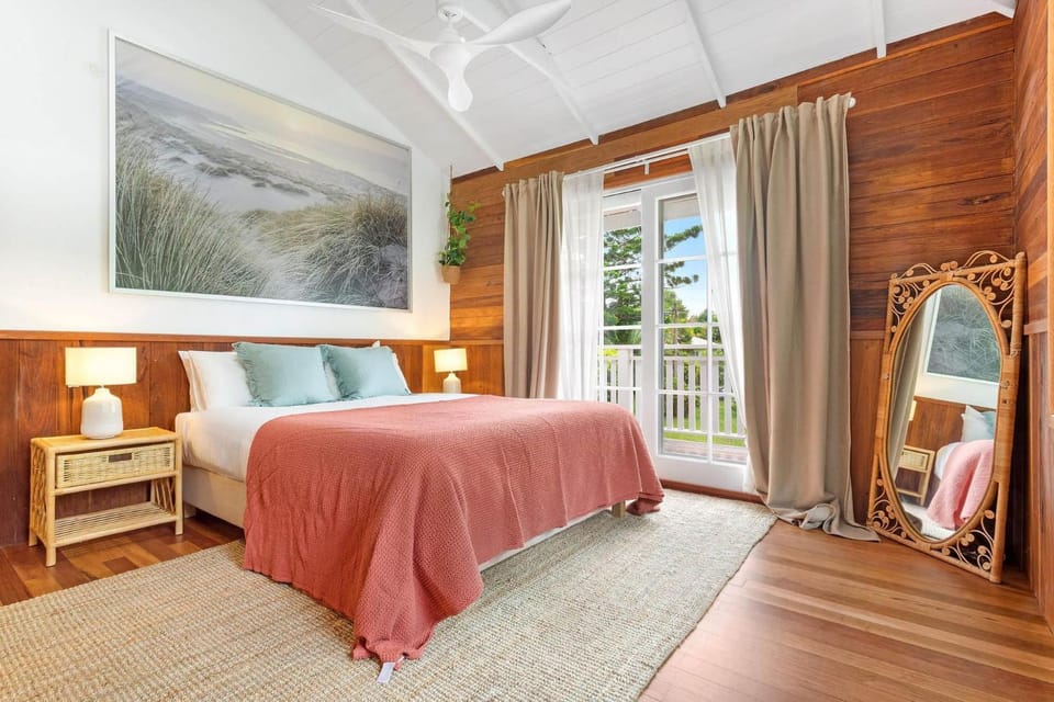 Bed, Photo of the whole room, Decorative detail, Bedroom, fireplace
