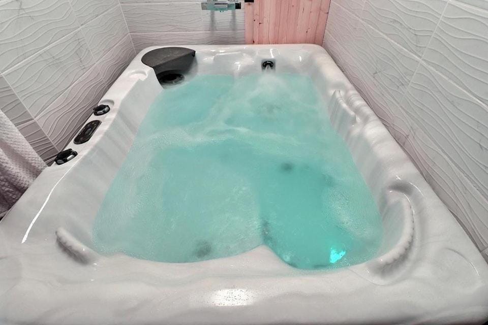 Love Room avec Jacuzzi Privatif Évasion Romantique à Castelsarrasin Apartment in Occitanie