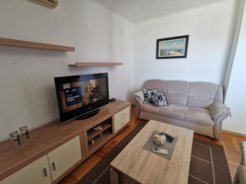 Communal lounge/ TV room, TV and multimedia, Living room, Seating area
