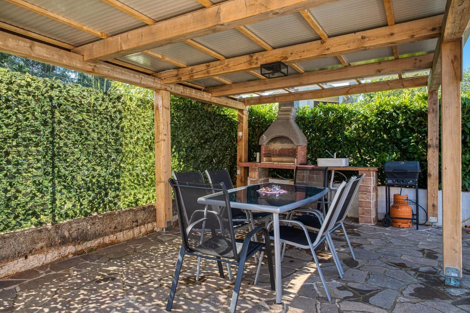 BBQ facilities, Seating area