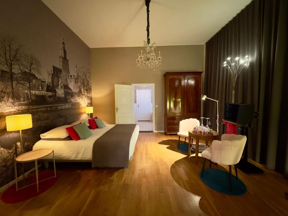 Bed, Photo of the whole room, Seating area, Bedroom
