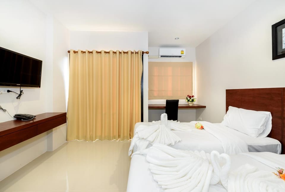 Bed, TV and multimedia, Photo of the whole room, Seating area, Bedroom, towels, air conditioner