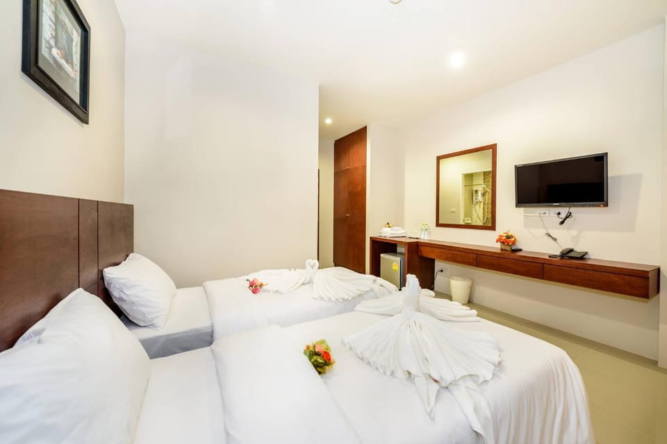 Bed, TV and multimedia, Photo of the whole room, Bedroom, towels