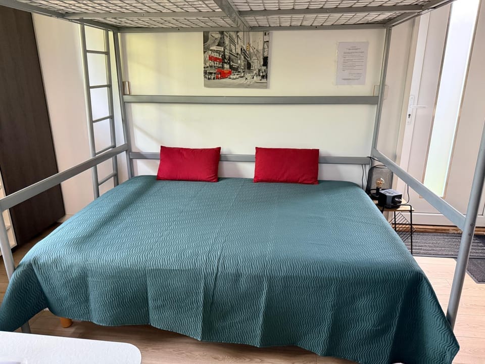 Studio meublé 1 pièce entièrement équipé sans cloisons séparatives Apartment in Pays de la Loire