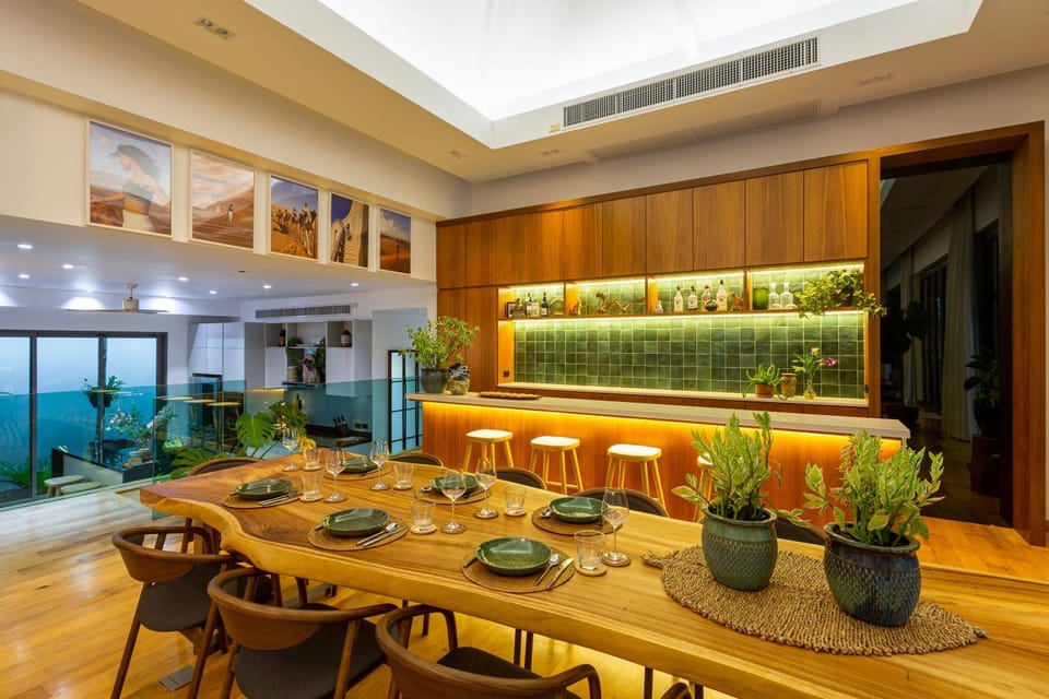 Living room, Food and drinks, Seating area, Food