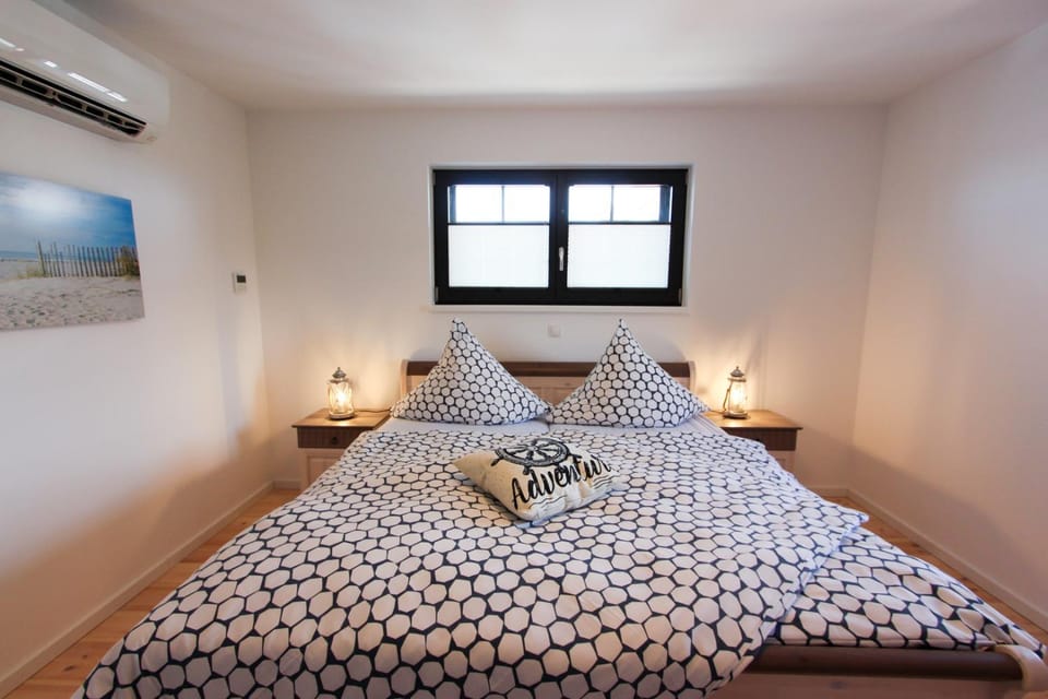 Bed, Photo of the whole room, Bedroom, air conditioner