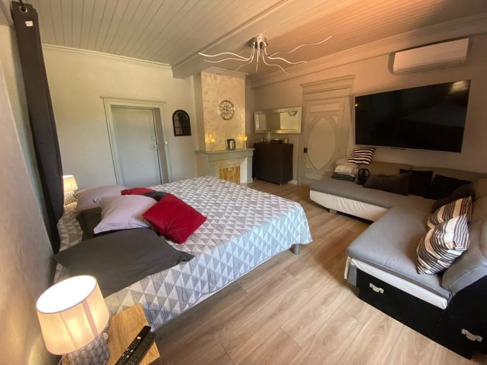 TV and multimedia, Photo of the whole room, Bedroom, air conditioner