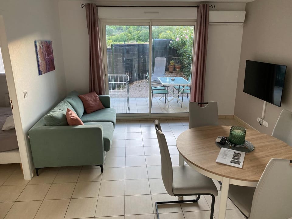 TV and multimedia, Living room, Dining area