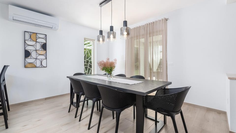 Seating area, Dining area, air conditioner